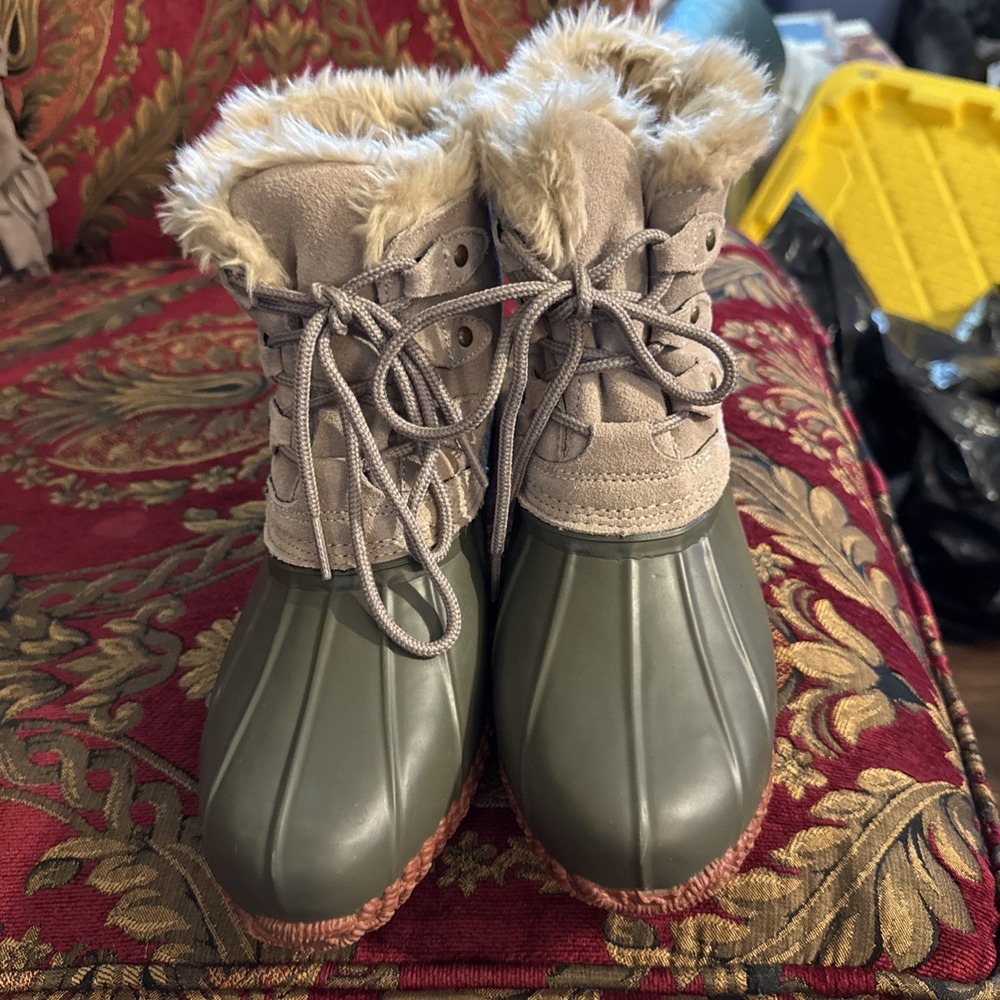 American Eagle Women's Leather & Rubber Shearling Lined Duck Boots Size 8 - EUC